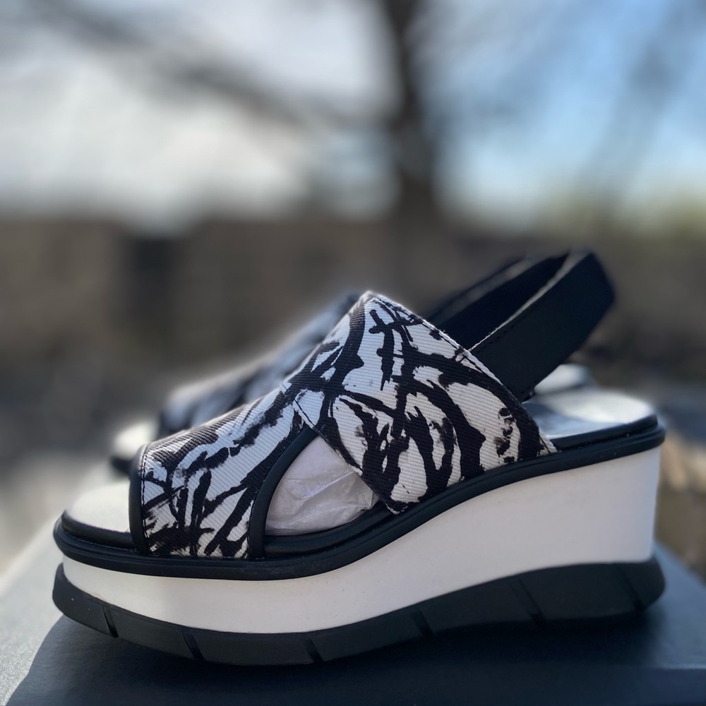 Sorel Joanie III Slingback women's Sandals, White, Black